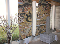 展示室の一角に小型の植木や屏風が設置されている様子の写真