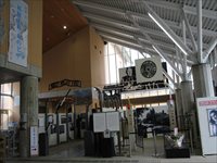 公共施設の広い空間を活用した展示会場全体の様子の写真