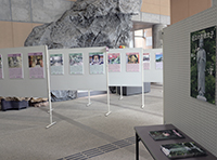展示会場に写真パネルが並び解説展示が設置されている様子の写真