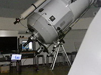 室内に設置された巨大な望遠鏡の写真