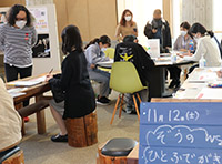 椅子に座って「ぞうのひとふでがき」イベントに参加する女性たちの写真