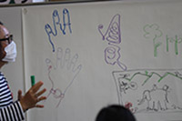 ホワイトボードに描かれたさまざまな一筆書きのイラストの写真