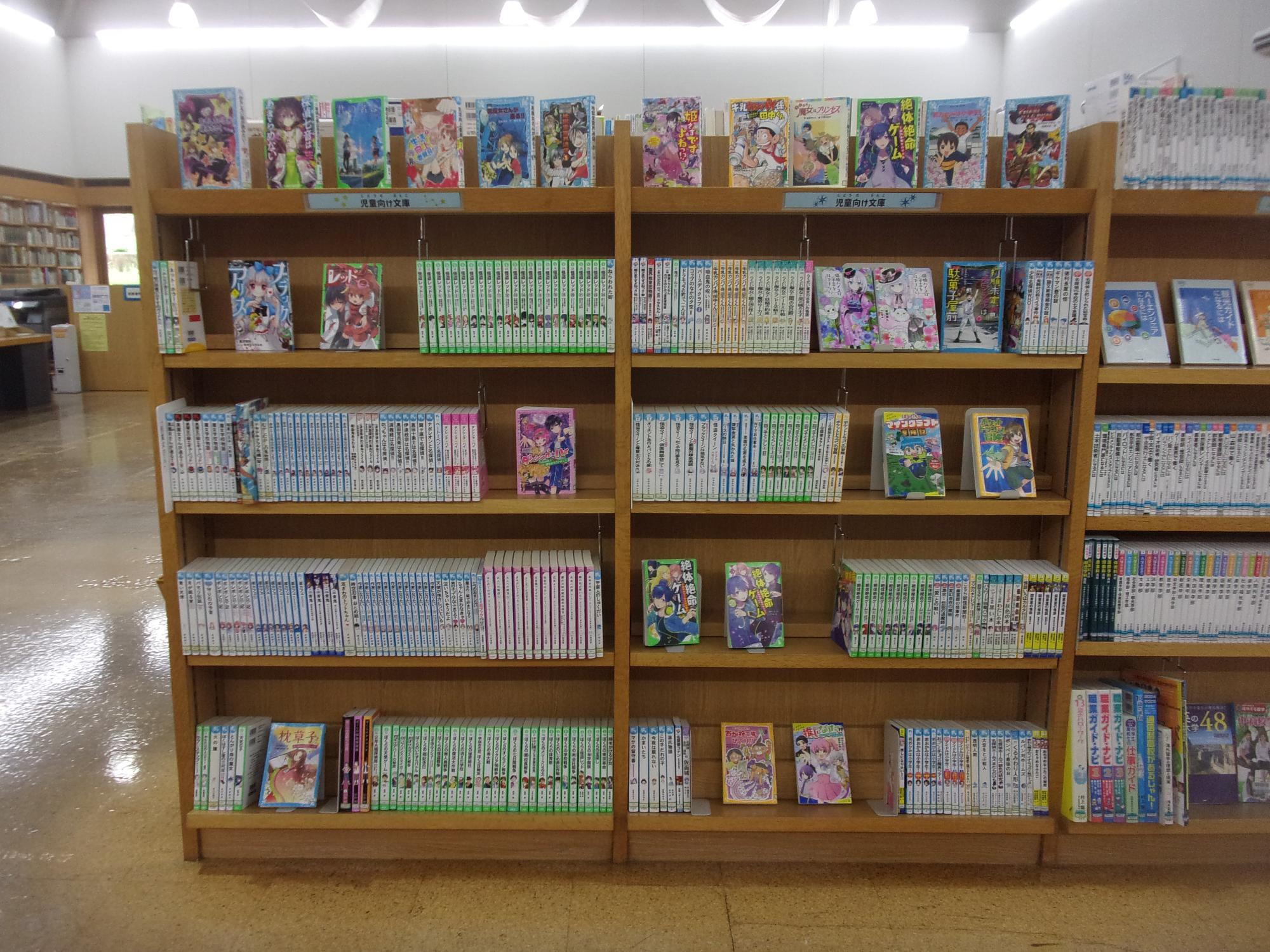 児童向けの文庫本が並ぶ木製書棚全体を写した写真