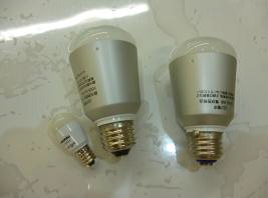 三つの電球が写っている写真