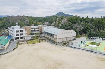 上空から見た多賀小学校