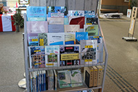 多賀町の自然関係の本や地元出版社の本が飾ってあるラック