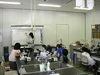 実験室で科学実験をしている子供たち