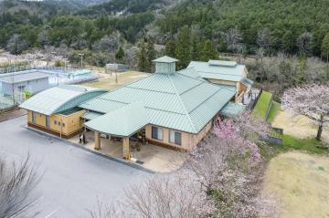 青緑色の屋根の建物を斜め上から写した写真