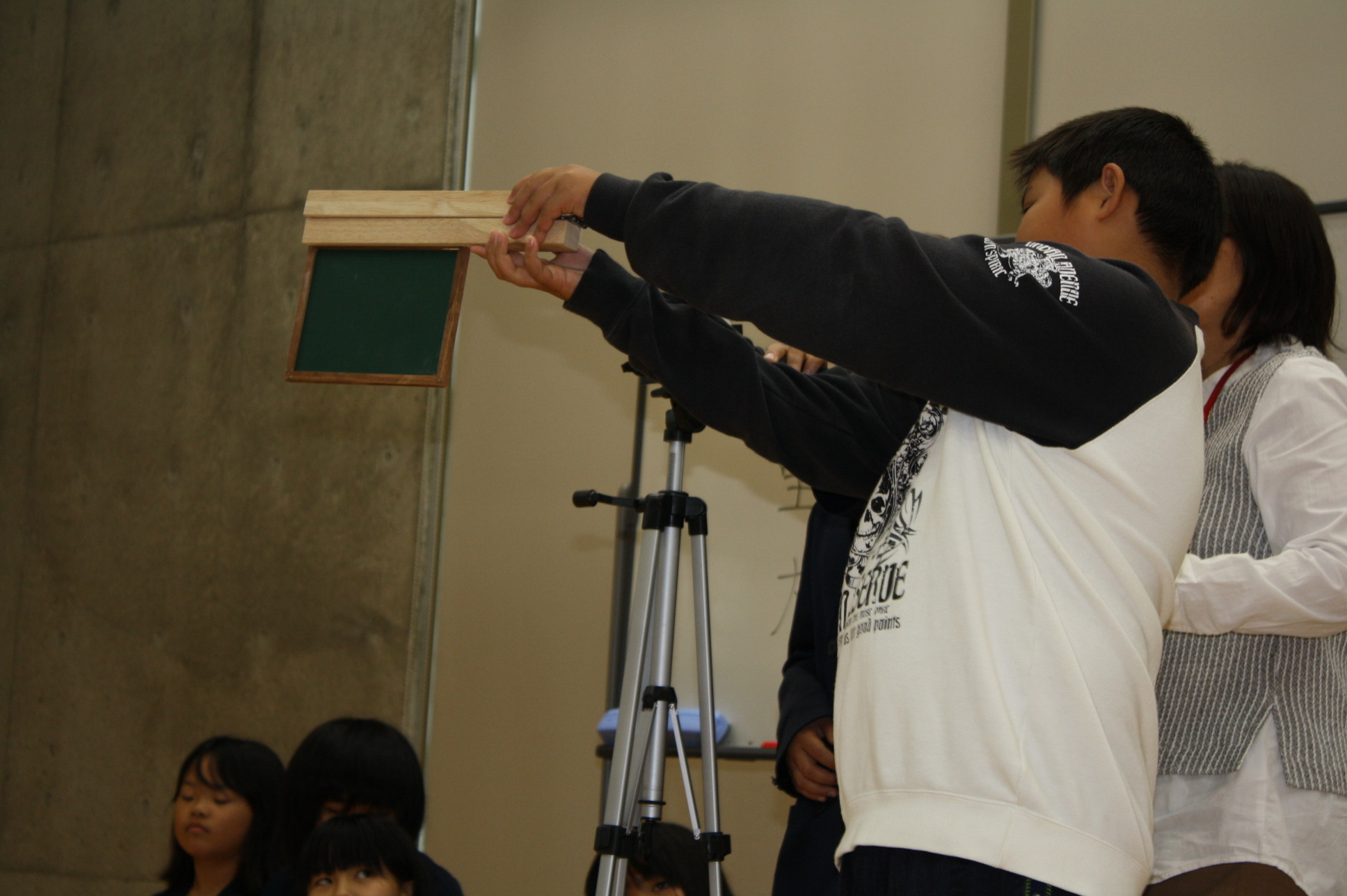 かちんこを手にもっている男子児童の写真