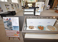 ガラス張りのショーケースの中に食品の模型が複数展示されている様子の写真