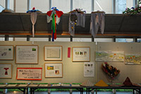 ホワイトボードに様々な展示物が貼り付けられている様子の写真