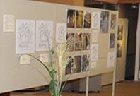 ホワイトボードに大小様々なサイズの障壁画が飾られている様子の写真