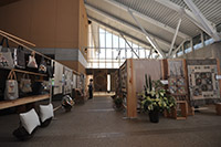 サイズの様々な小物やバッグやタペストリーが並べられている展示室の写真