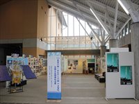 室内に設置された大小さまざまなパネルやホワイトボードに作品が飾られている展示風景の写真