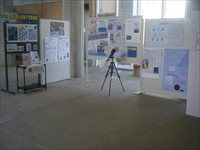 様々な資料が貼り付けられているホワイトボードや望遠鏡が設置されたトピック展の写真