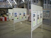 地域ごとの加盟各館の位置や紹介をしたパネルが複数並べられた展示風景の写真