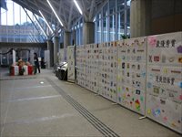 ホワイトボードに数十枚の年賀状が貼られている様子の写真