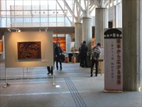 企画展の名前が書かれたパネルやホワイトボードに展示された作品の写真