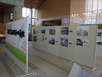 公共施設のロビーで地域活動や取り組みを紹介するパネル展示の様子の写真