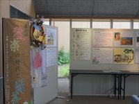 季節やテーマに合わせたパネルを並べて紹介している展示コーナーの写真