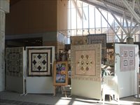 公共施設のロビーにキルト作品を並べて展示している文化展の様子の写真