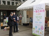 施設入口前のテントで関係者たちが案内や説明を行っている写真