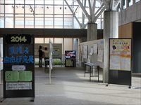 公共施設の通路にパネルを並べた展示会場全体の様子の写真