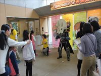 施設のロビーで着ぐるみと一緒に子供たちが集まりイベントを楽しんでいる写真