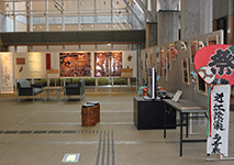 地域の祭りや文化を紹介する展示コーナーの様子の写真