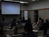 講義室で参加者たちがスクリーンを見ながら映画を鑑賞している写真