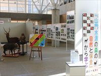 展示が貼られている中央にカラフルなキャンバスが置かれている写真