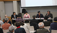 講義室で登壇者たちが並んで座り意見交換をしているシンポジウムの写真