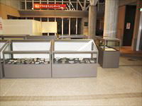 ガラスのショーケースの中に飾られた展示品の写真