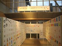 通路両脇にいろとりどりの年賀状がたくさん貼られている写真