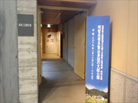 長い廊下の入口に青い看板が置かれている写真