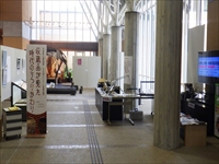 ガラス張りの壁面から光が差しこんで明るいホールギャラリー写真