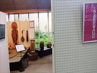 広い室内に歴史を感じる展示品が飾られている写真