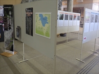 パーテーションに多くのポスターが貼られている様子を入口から撮影した写真