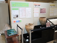 黒の台座に茶色い器が2点展示されている写真