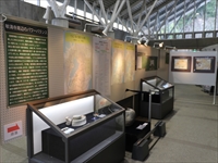 展示品が入っているガラスのショーケースが2つ置かれている写真