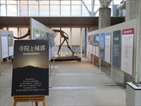 パネルの貼られたパーテーションが並び通路になっている写真