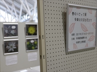 展示会場の入口付近に設置された展示案内パネルの写真