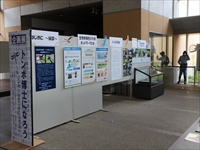 展示会場の広い空間に複数の展示パネルが配置された全体写真