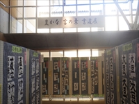 展示会場の壁面いっぱいに並べられた書道作品展示の全体写真