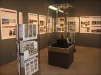 展示室内で写真パネルと展示ケースが配置されている全体の様子の写真