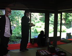 和室で講師が参加者に説明し他の参加者が座って聞いている室内講座の写真