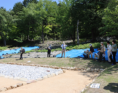 芝生広場で参加者が並んで屋外講座の説明を聞いている写真