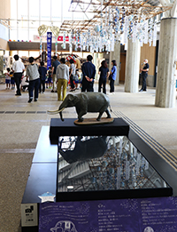 アケボノゾウの立体像が展示されている広場の写真