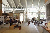 施設ロビーで展示ブースを見学する来館者が歩いている写真