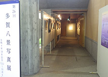 展示会場の通路に写真パネルが並び奥へ続いている様子の写真